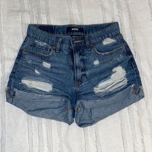 Aero medium wash ripped mom shorts